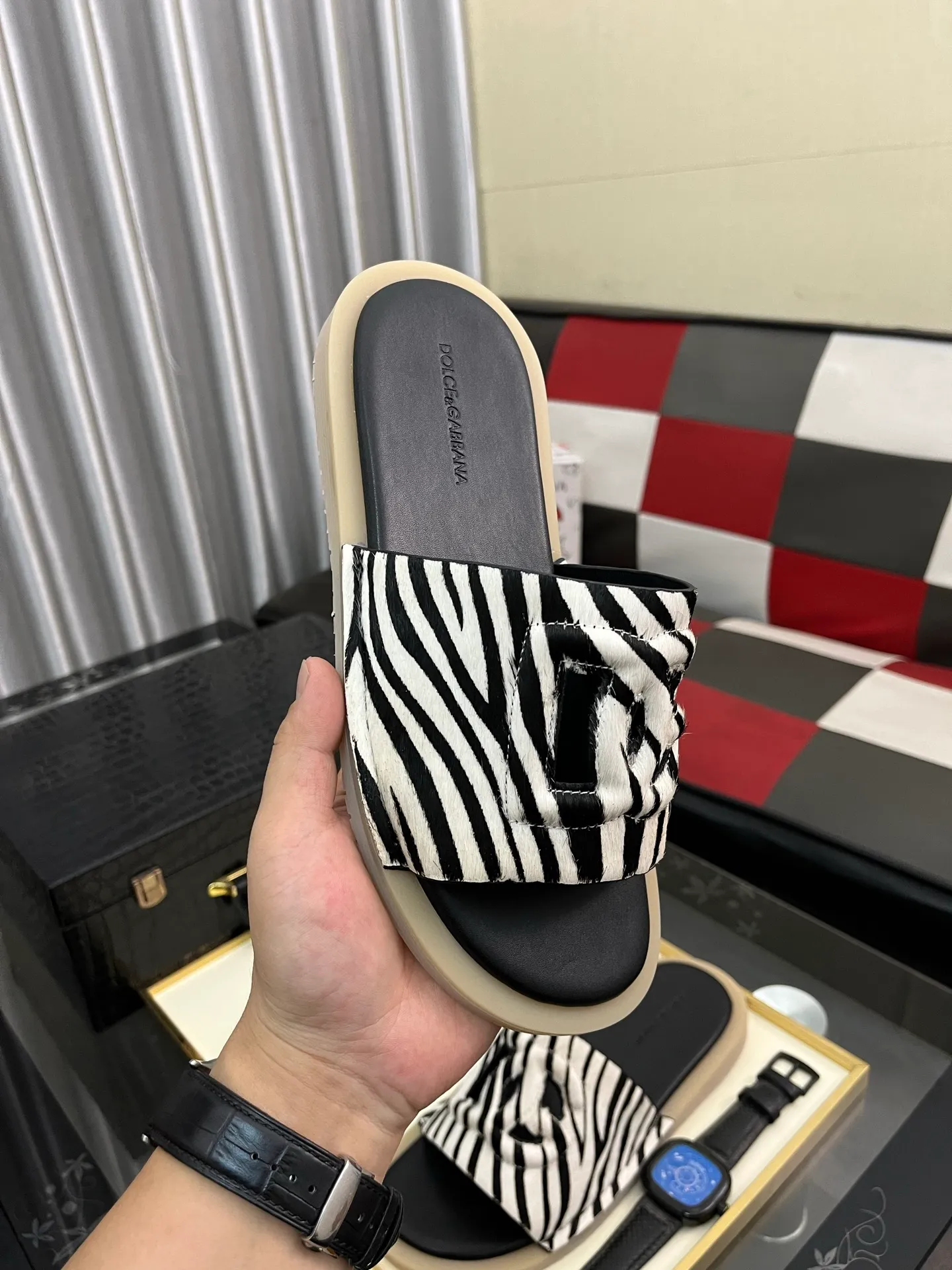 Men's Men's Shoes 💰340⌚️⌚️ (DG) The latest casual slippers are fashionable and versatile, and can add luster to various looks. Create an exquisite design with unique dynamic vitality and modern atmosphere, showing modern elegance. Size: 38-442️⃣Colors available
